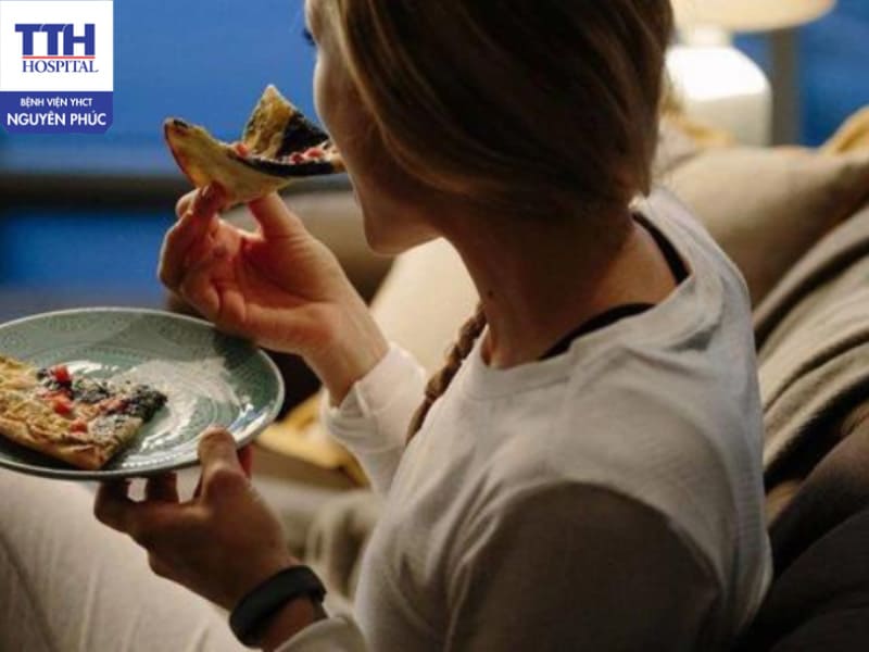 Ăn uống không hợp lý trước khi ngủ