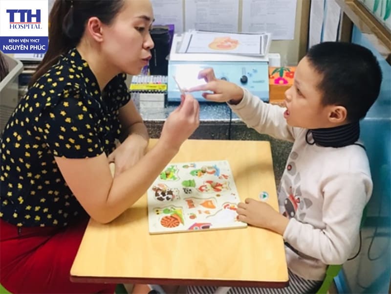 Bố mẹ chủ động tập luyện cùng con để bệnh bại não sẽ thêm nhiều kỳ vọng mới