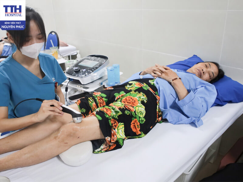 Các phương pháp trị liệu hiện đại giúp người bị thoái hóa khớp gối thoải mái và vận động dễ dàng hơn