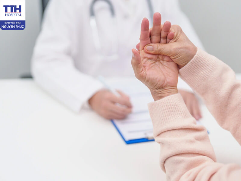 Chủ động thăm khám sức khỏe thường xuyên để phát hiện sớm bệnh Parkinson