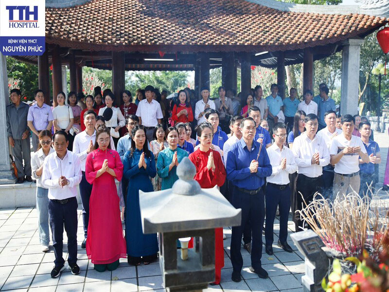 Dâng hương tại Khu di tích Hải Thượng Lãn Ông - Dấu ấn đặc biệt với đơn vị y tế