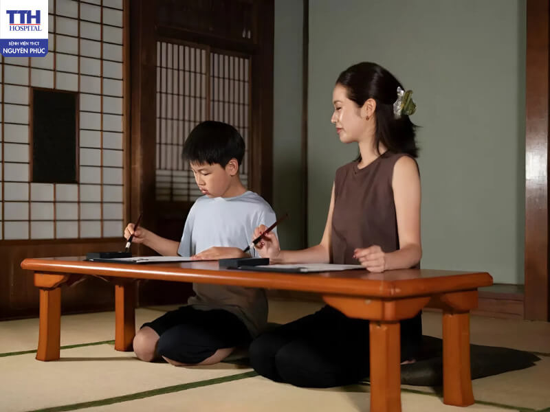 Điều trị cong vẹo cột sống ở trẻ tại Bệnh viện YHCT Nguyên Phúc