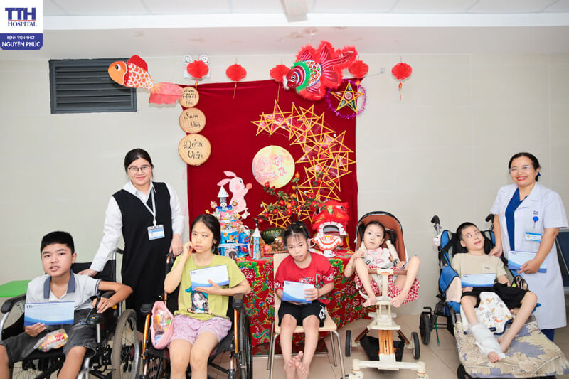 đội ngũ y bác sĩ của Bệnh viện đã tận tay trao tặng những món quà Trung thu đầy ý nghĩa
