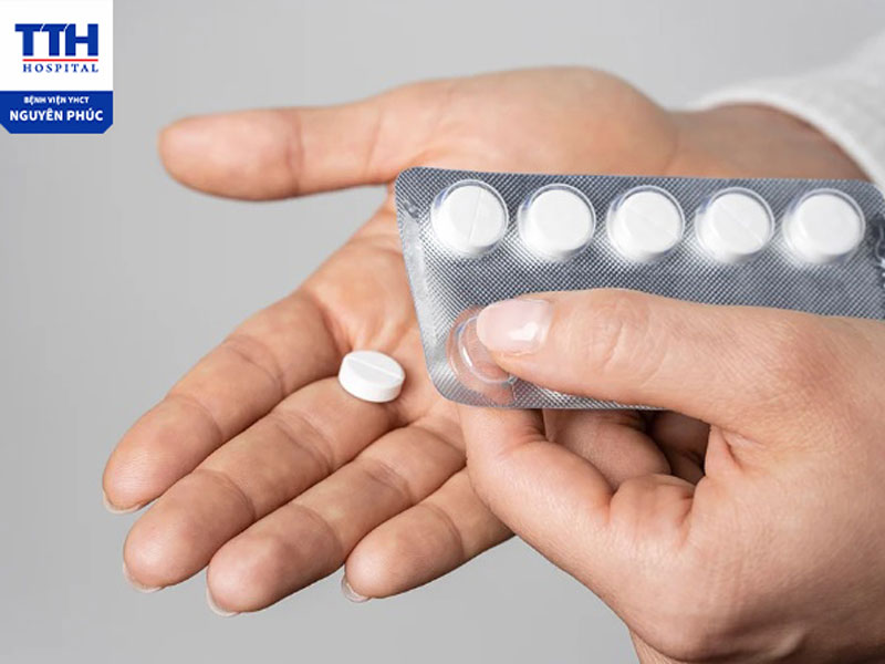 Hiểu lầm 3: Chỉ cần dùng thuốc giảm đau là đủ