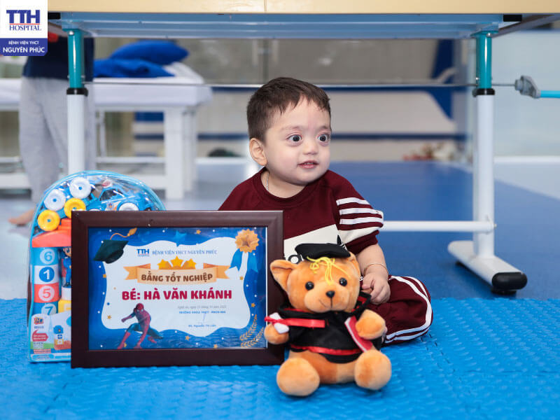 Hành trình phục hồi: Từ những bước đầu chập chững đến ngày con tự bước đi