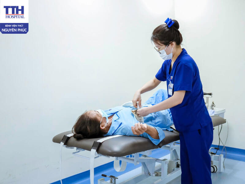 Kéo giãn cột sống tại Bệnh viện YHCT Nguyên Phúc có gì khác biệt?