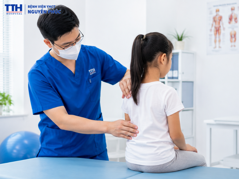 Khám và phục hồi chức năng cho trẻ tại Bệnh viện YHCT Nguyên Phúc