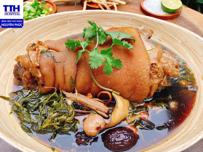 Canh đậu đen hầm móng giò