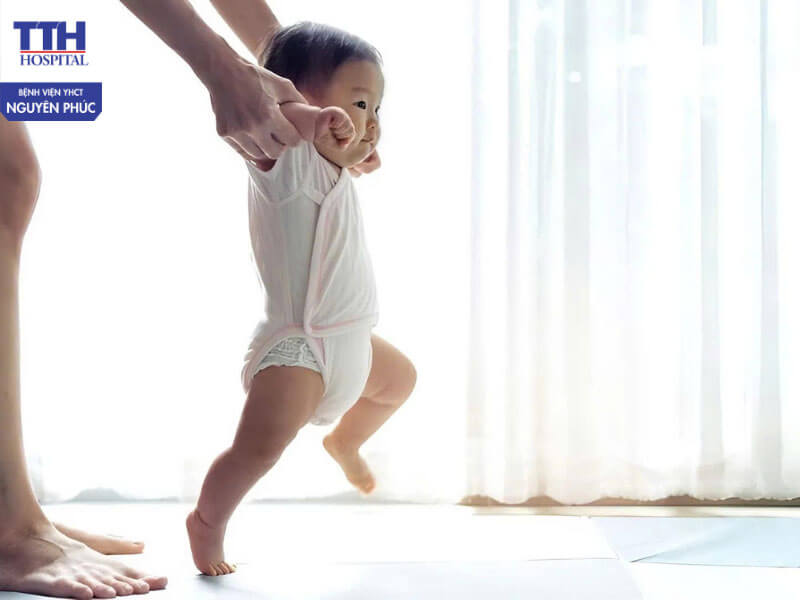 Nguyên nhân khiến trẻ chậm biết đi và chậm vận động