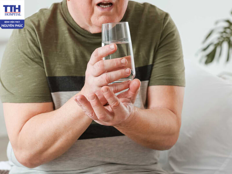 Run rẩy, cứng cơ và cử động chậm là các triệu chứng thường gặp của bệnh Parkinson