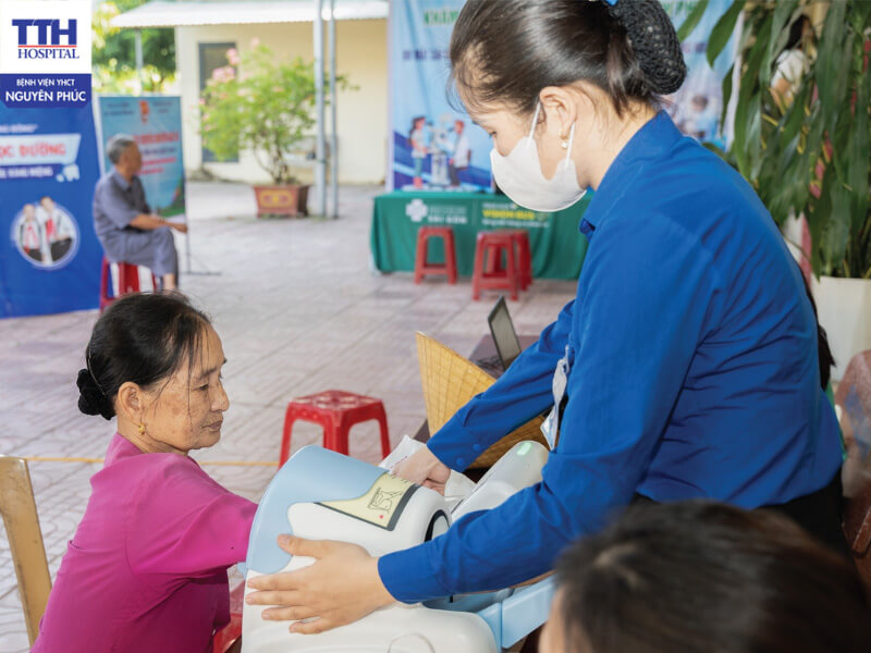 Việc thăm khám và chủ động theo dõi huyết áp thường xuyên giúp kịp thời nhận biết