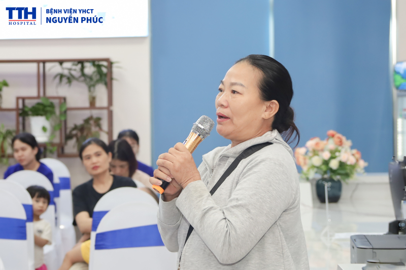 việc trực tiếp đặt câu hỏi và trao đổi với hai chuyên gia PUM Hà Lan