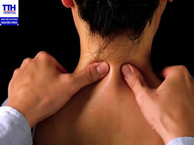 xoa bóp – bấm huyệt giúp giải phóng sự căng cứng của cơ cổ – vai – gáy