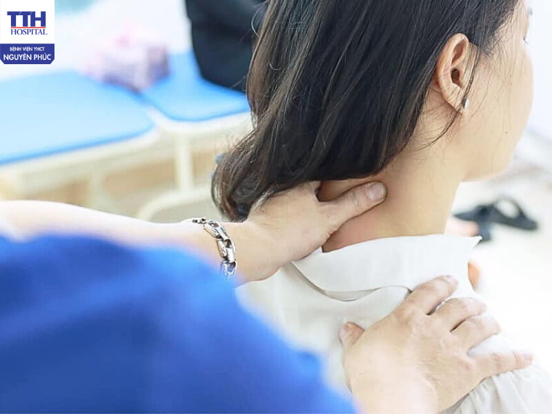 Xoa bóp bấm huyệt giúp giãn cơ, giảm căng cứng hiệu quả