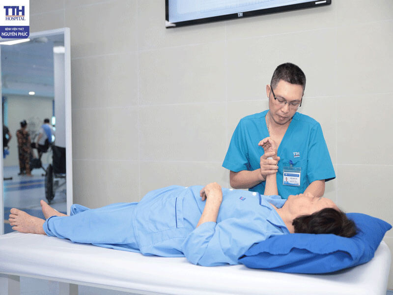 Xoa bóp – Bấm huyệt: Giúp thư giãn cơ, thông kinh hoạt lạc